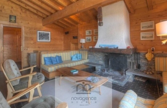Large chalet with garage and parking space. Living room with TV, WIFI, fireplace (out of order) and