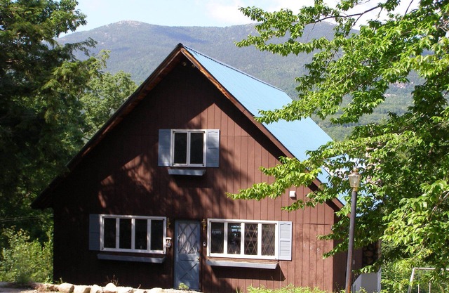 Large chalet with private hot tub and great views close to North Conway town