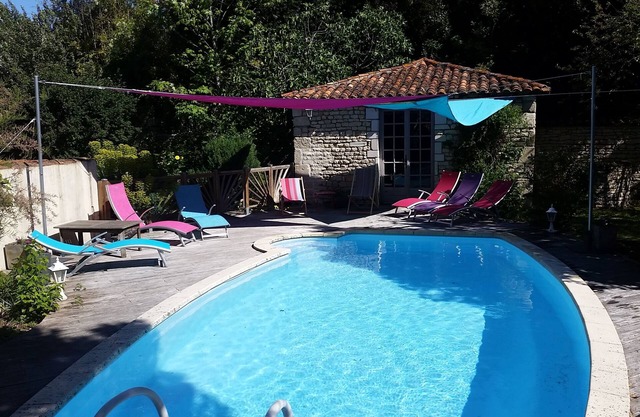 Large Charentaise house 300 M² with swimming pool, 4 bedrooms, garden, summer kitchen