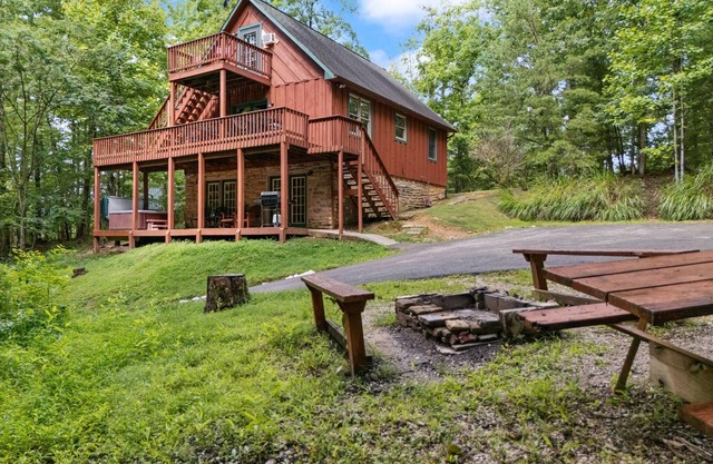 Large Cliffview Resort Vacation Cabin. Private Fishing Pond, Pool Table, Hot Tub