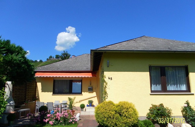large comfortable house for 2 to 6 people, directly on the Moselle, with WiFi
