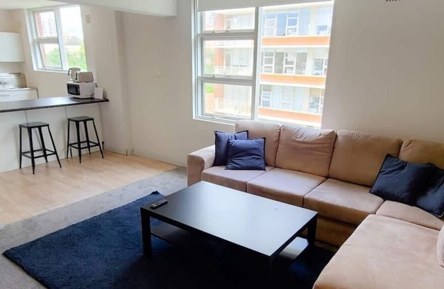 Large, comfy and bright North Sydney 1 bed apartment