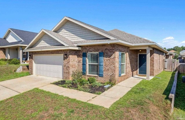 Large Comfy Home, Close to Beach, Breakfast Included