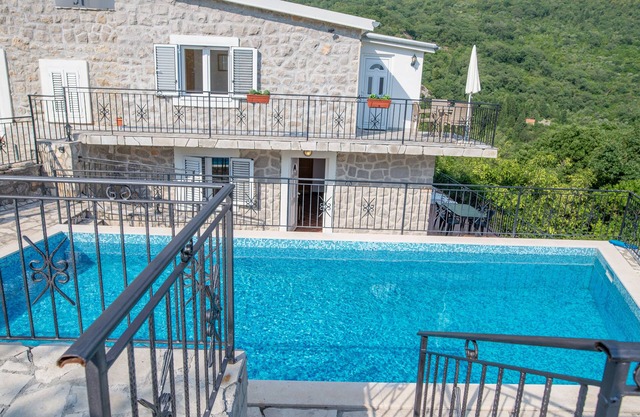 Large Communal Pool, Sun Terraces, Sea and Mountain Views, 2 km to sea