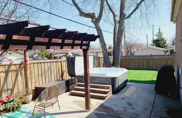 Large Cottage, 5BR, Hot Tub, BBQ