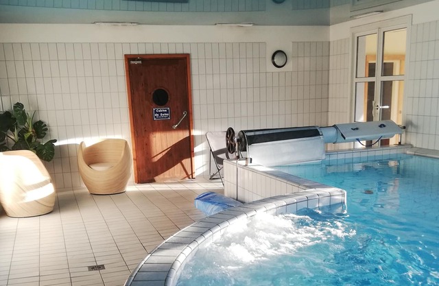 Large cottage **** with heated indoor swimming pool in park in the heart of Marciac