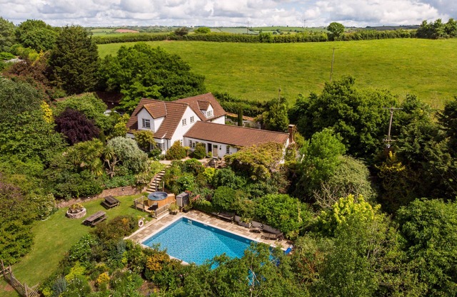 Large Country House, Devon England. Pool. Hot Tub. Games room. Parking. Firepit