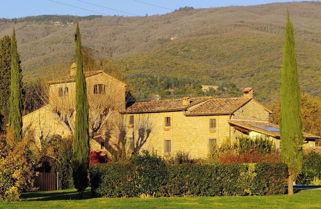 Large country apartment in Cortona 3bed3bath with shared pool & gorgeous gardens