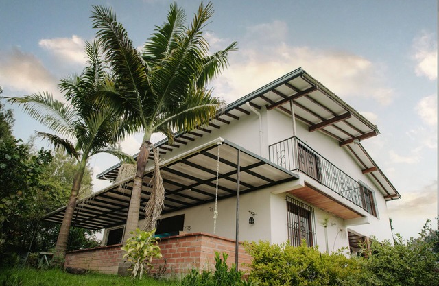 Large Country House, close to the Airport (pet friendly)