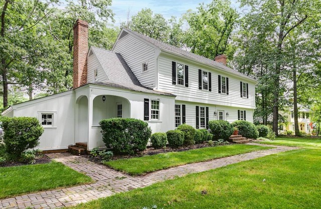 Large Cozy Home Located In the Suburbs of Richmond