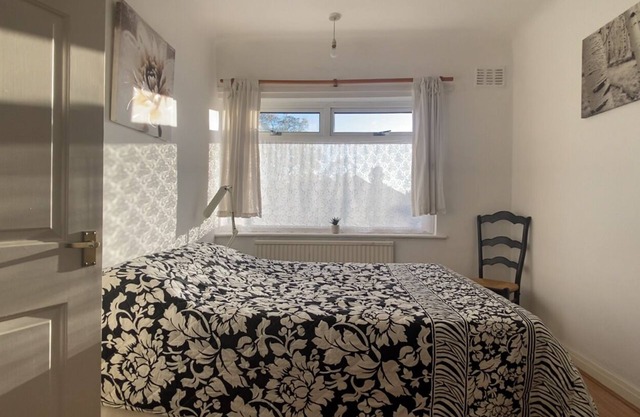 Large Cozy independent Double Bedroom Apartment - Central