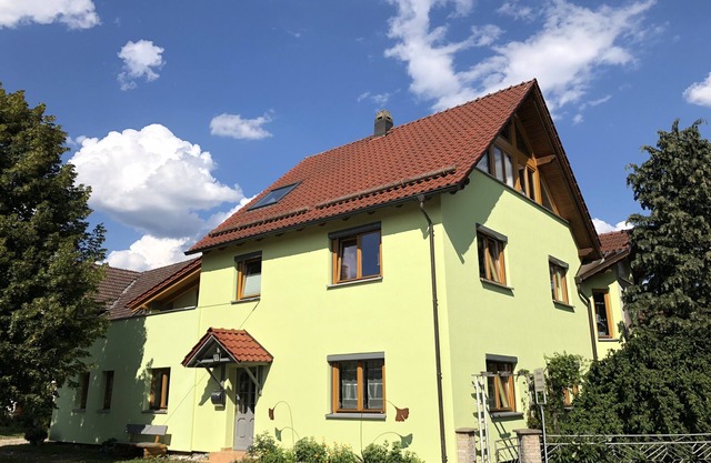 Large, cozy vacation apartment by the mountain lake with private sunbathing lawn
