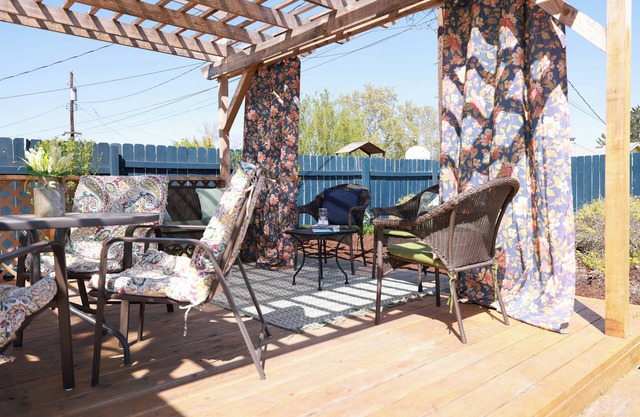 large deck! Close to rivers and all shopping