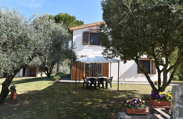 large detached house with garden in the vicinity of the village, pets welcome