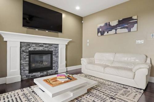 Large Detached Near Anthony Henday in Albany with 2 Living Rooms, Netflix, Office Space, AC, Perfect for Families, Sleeps 13