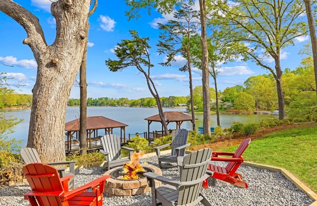Large Dock, Game Room, Theater, 2 King Suites