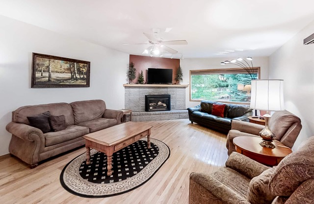Large Dog-Friendly Duplex with Lovely Interior + Free WiFi, Private Washer/Dryer