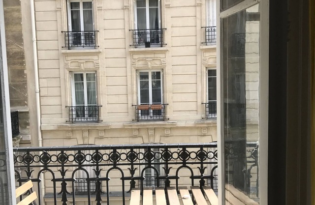 Large family 3 rooms apartment (60m2), next to metro Convention