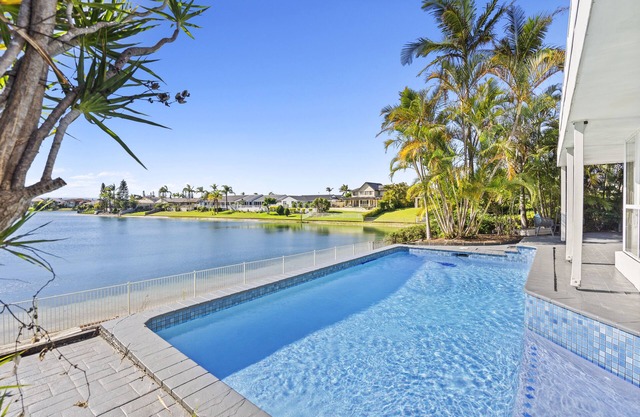 Large Family Home on the Lake with 5 Beds, 4 Bathrooms incl 3 Large Ensuites!
