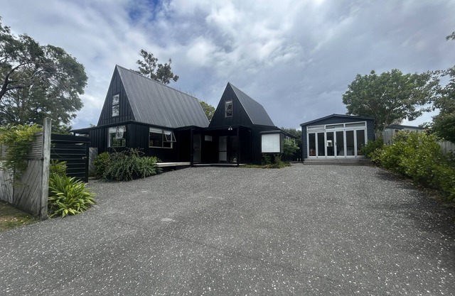 Large Family Bach with Games room and Wifi. Pet friendly!