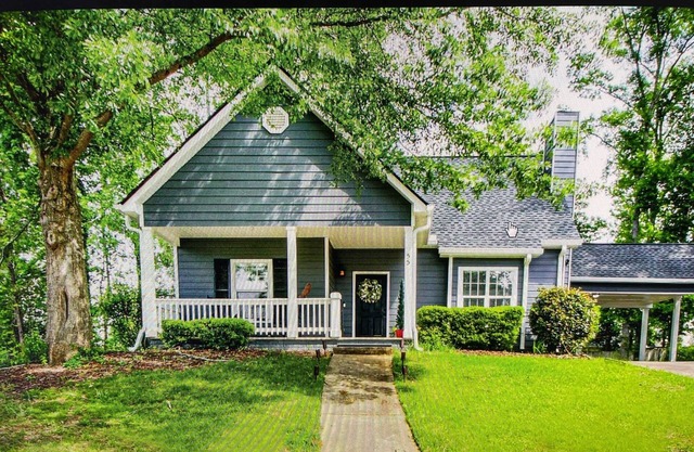 Large Family Cottage, King Master Bed, Downtown Newnan, Local Park &City of Hope