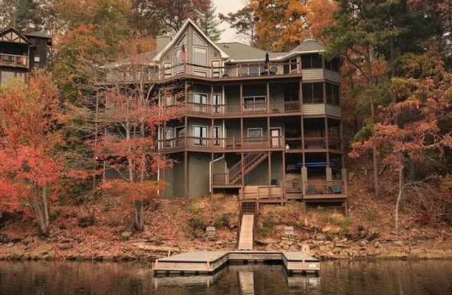 Large Family Friendly Lakefront House in Prime Location with Great Sunrise Views