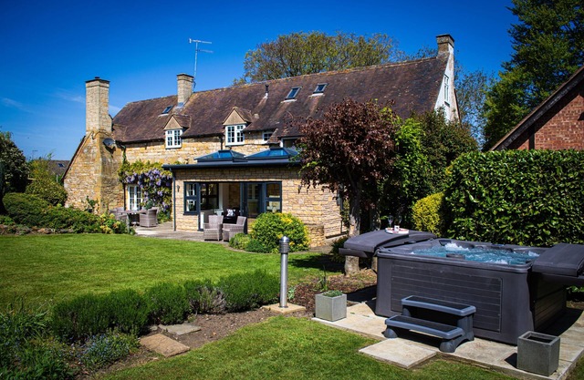 Large family friendly Manor House with hot tub - sleeps 10 guests in 5 bedrooms