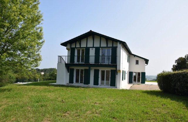 Large family home with swimming pool, panoramic view, 15 min from Bayonne