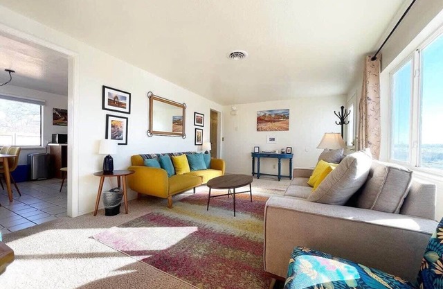 Large family home with big backyard! Near Zion National Park! Sleeps 10!