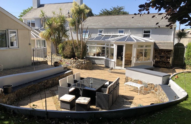 Large Family House - sleeps 10. Central Location. 15 mins from coast.