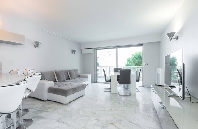 Large flat facing the Port - 2min from the beaches - Air conditioned