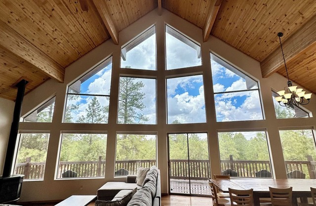 Large Group Adventure Cabin with Bunks & Outdoor Bliss!