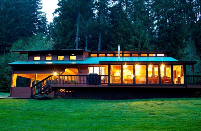 Large group cabin. Ideal for big families. Has hot tub, pool table, WiFi & BBQ.