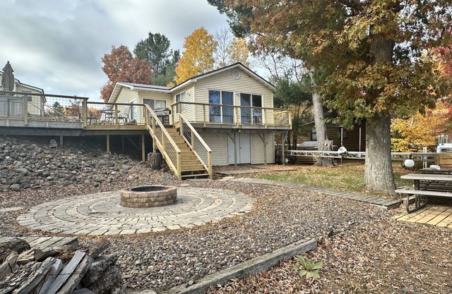 Large group lakeside getaway on Big Yellow Lake! Pet friendly!