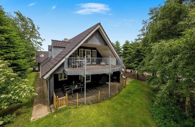 Large holiday home with large outdoor wilderness bath and activity room, only.