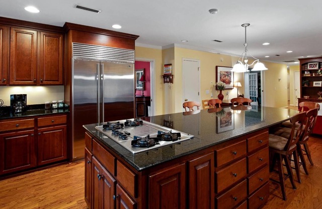 ★ Large Home ★ Centrally Located - Charming Stay