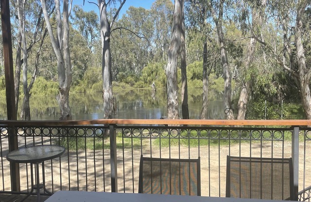 Large home overlooking the Ovens River. Great boating & close to wineries.
