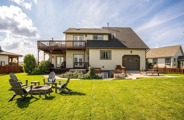 Large home w/hot tub, cinema, bar/game room