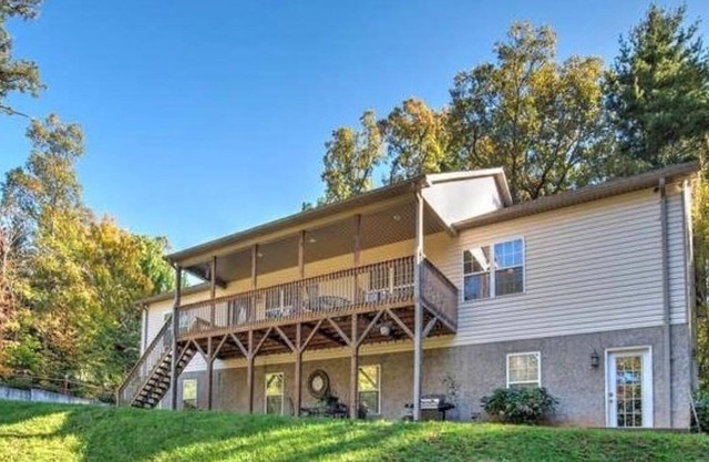 Large home with country front porch 10 mins to Asheville, Buncombe County
