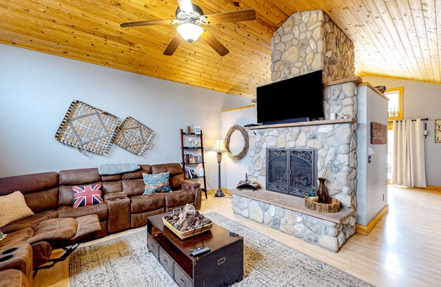 Large home with fireplace, private hot tub, grill & firepit - near skiing & golf
