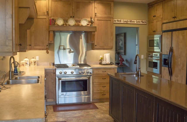 Large Home with hot tub and theater close to the best of the valley