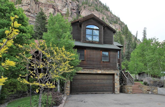 Large Home1blk to Hot Springs Pool, wraparound deck, Cinema Room, parking for 7