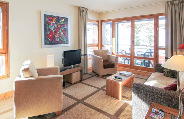Large, homely 2-bedroom apartment with balcony
