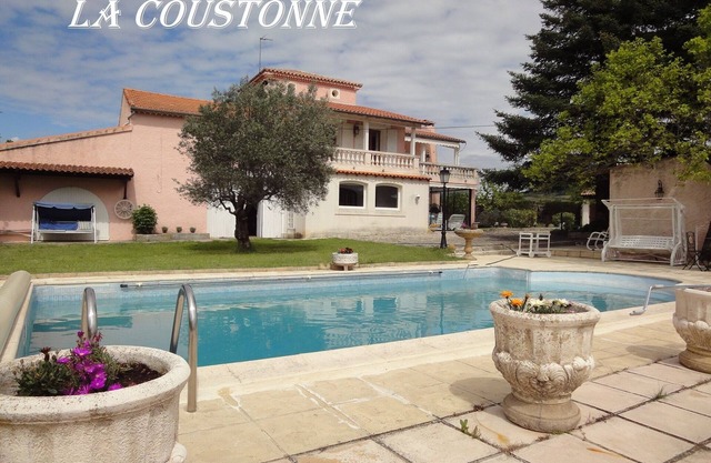 Large house for 2 to 8 people with private pool