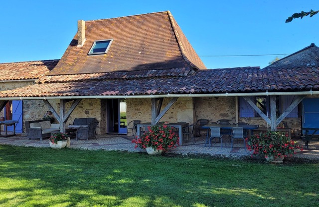 LARGE HOUSE WITH CHARACTER QUIET ENVIRONMENT NEAR BERGERAC