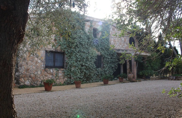 Large house of 220 m2 in the middle of nature with private pool and barbecue.
