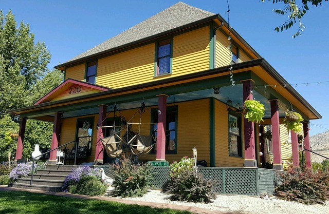 LARGE HOUSE - Perfect for groups! In the middle of WINE COUNTRY - WALK TO TOWN!