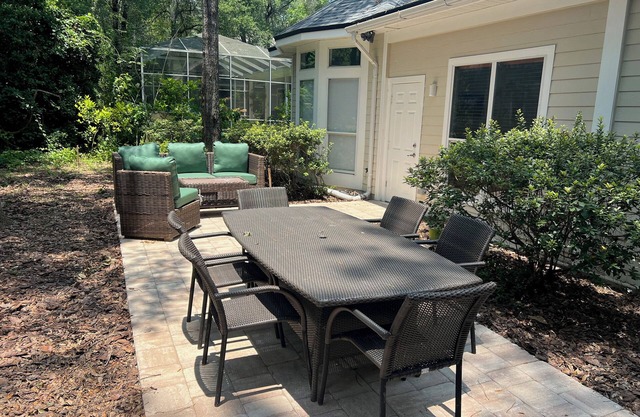 Large house. Perfect for reunions and, of course Game Day! 20 Minutes to UF! n