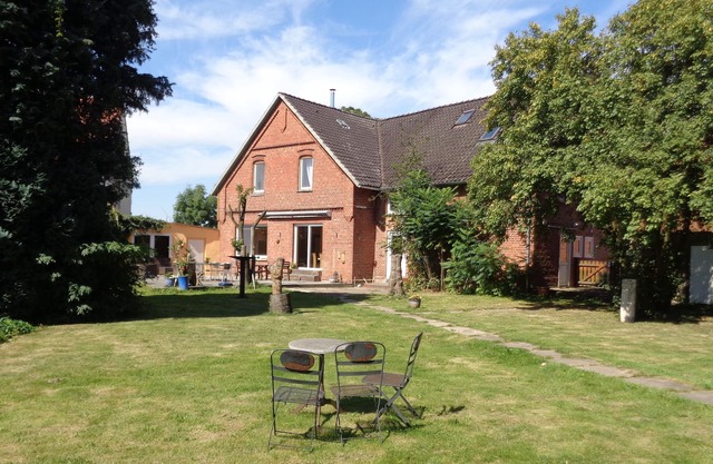 Large house right on the Weser for individualists