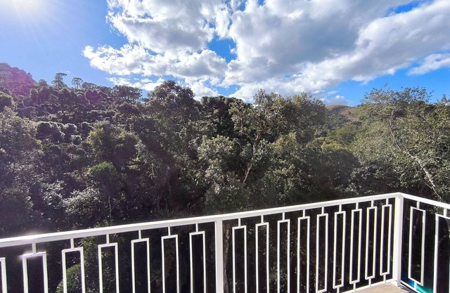 Large house with fireplace and hot tub close to Capivari, peaceful location!